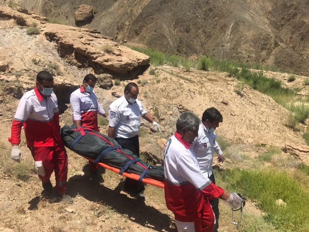 5 ساعت تلاش برای انتقال پیکر سقوط کرده در عمق 500 متری در شهداد